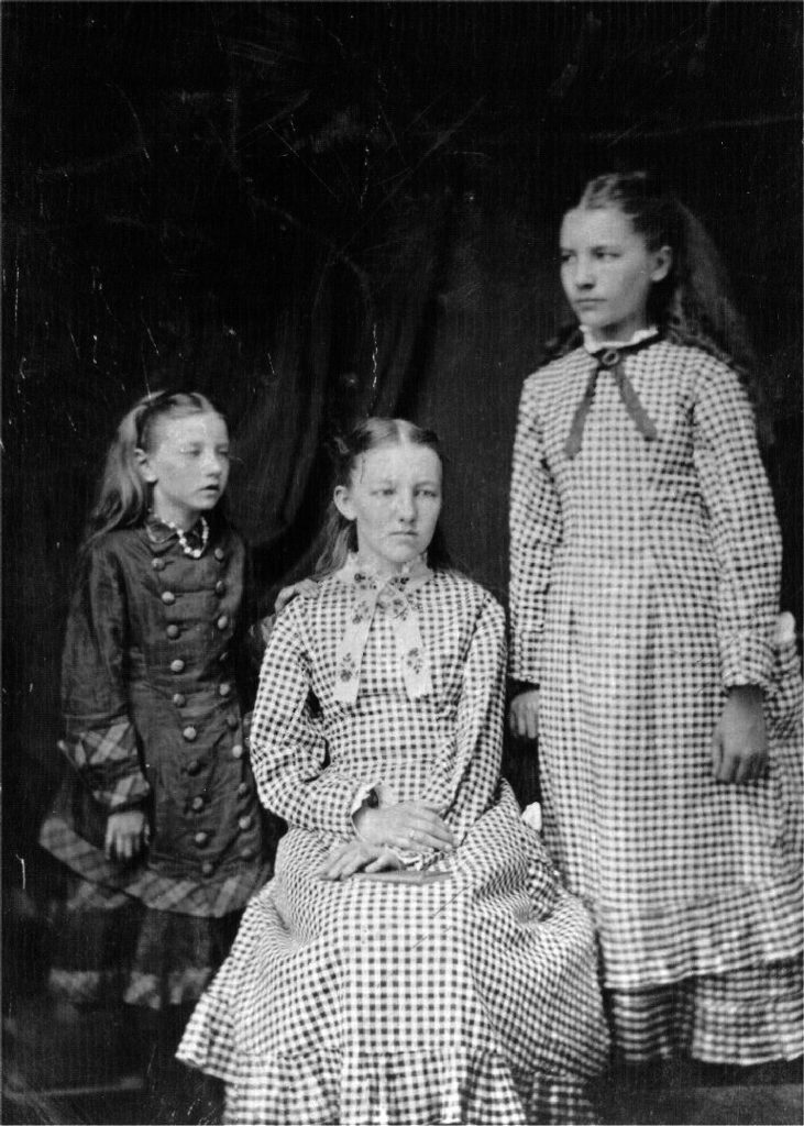 La première photo connue des sœurs Ingalls en 1879. De gauche à droite : Carrie, Mary et Laura