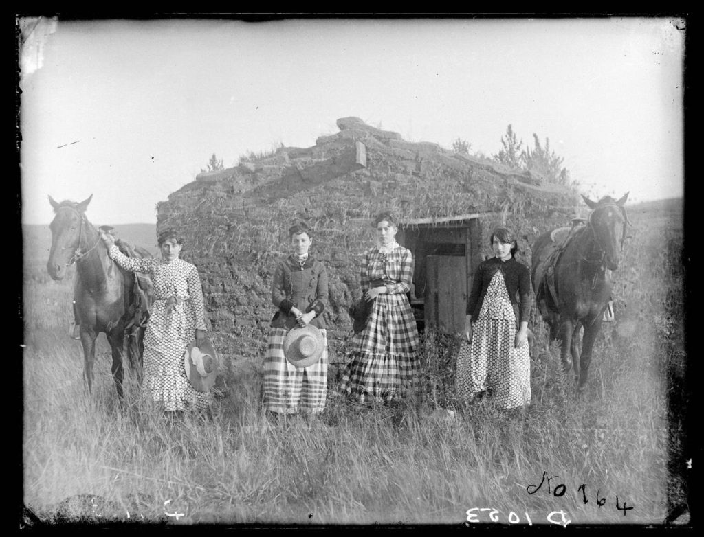 Des "pionnières" devant leur cabane en terre crue dans le Nebraska, en 1886